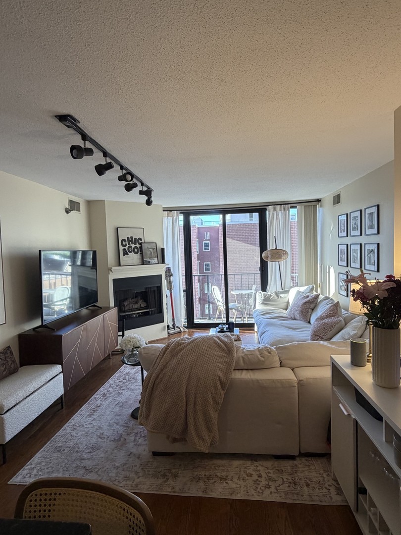 1309 N Wells Street Unit: 705