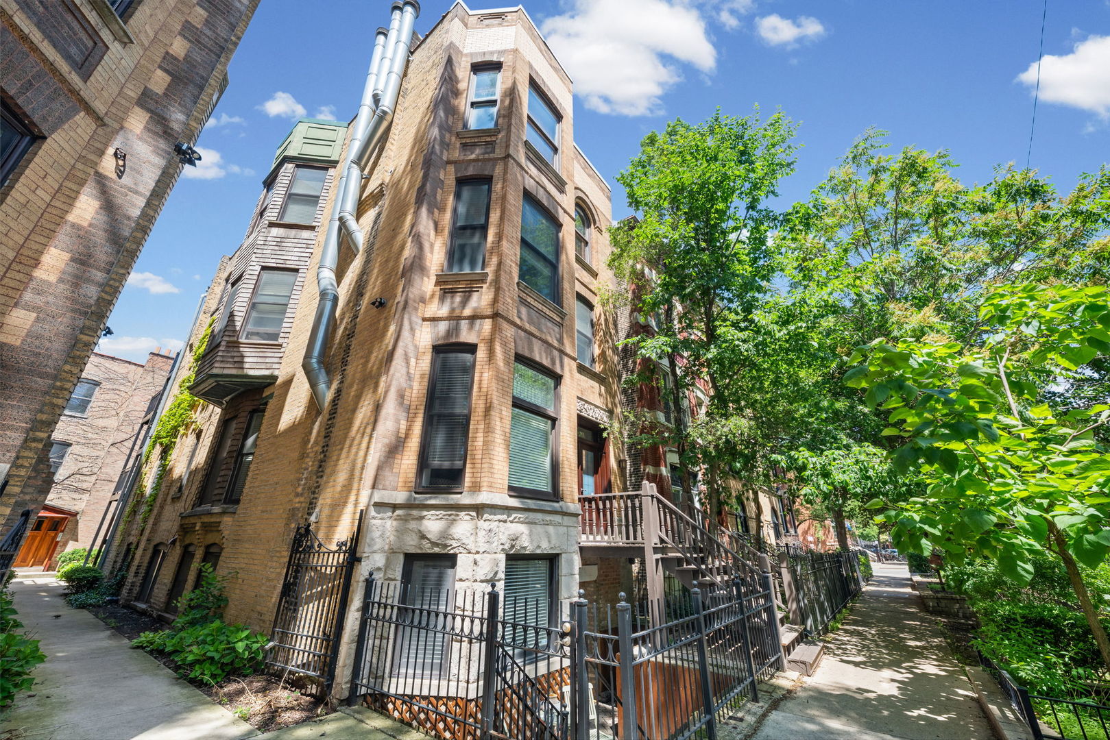 2216 N Sedgwick Street Unit: 1