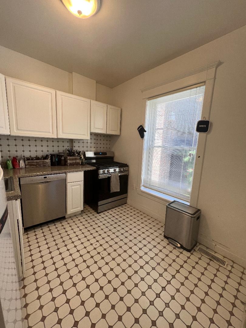 852 W Diversey Parkway Unit: 1R