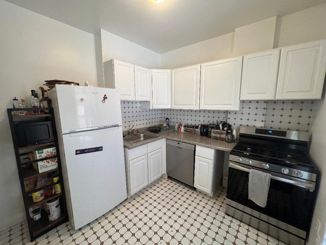 852 W Diversey Parkway Unit: 1R