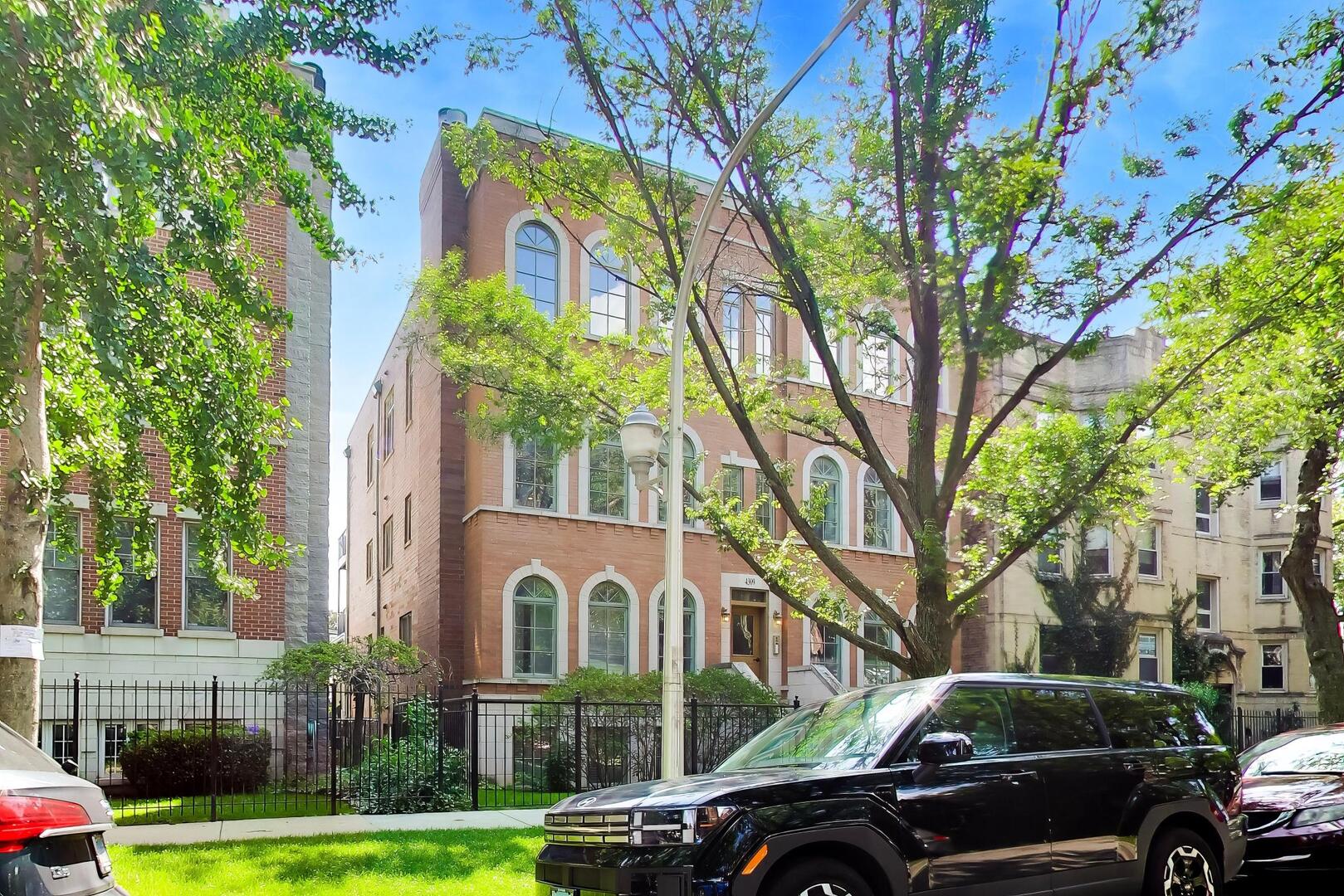 4309 N RICHMOND Street Unit: 2S