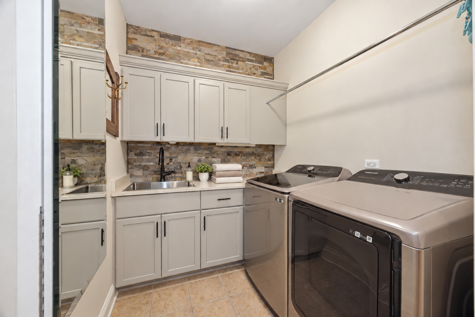 411 SKIPPING STONE Lane Unit: 411