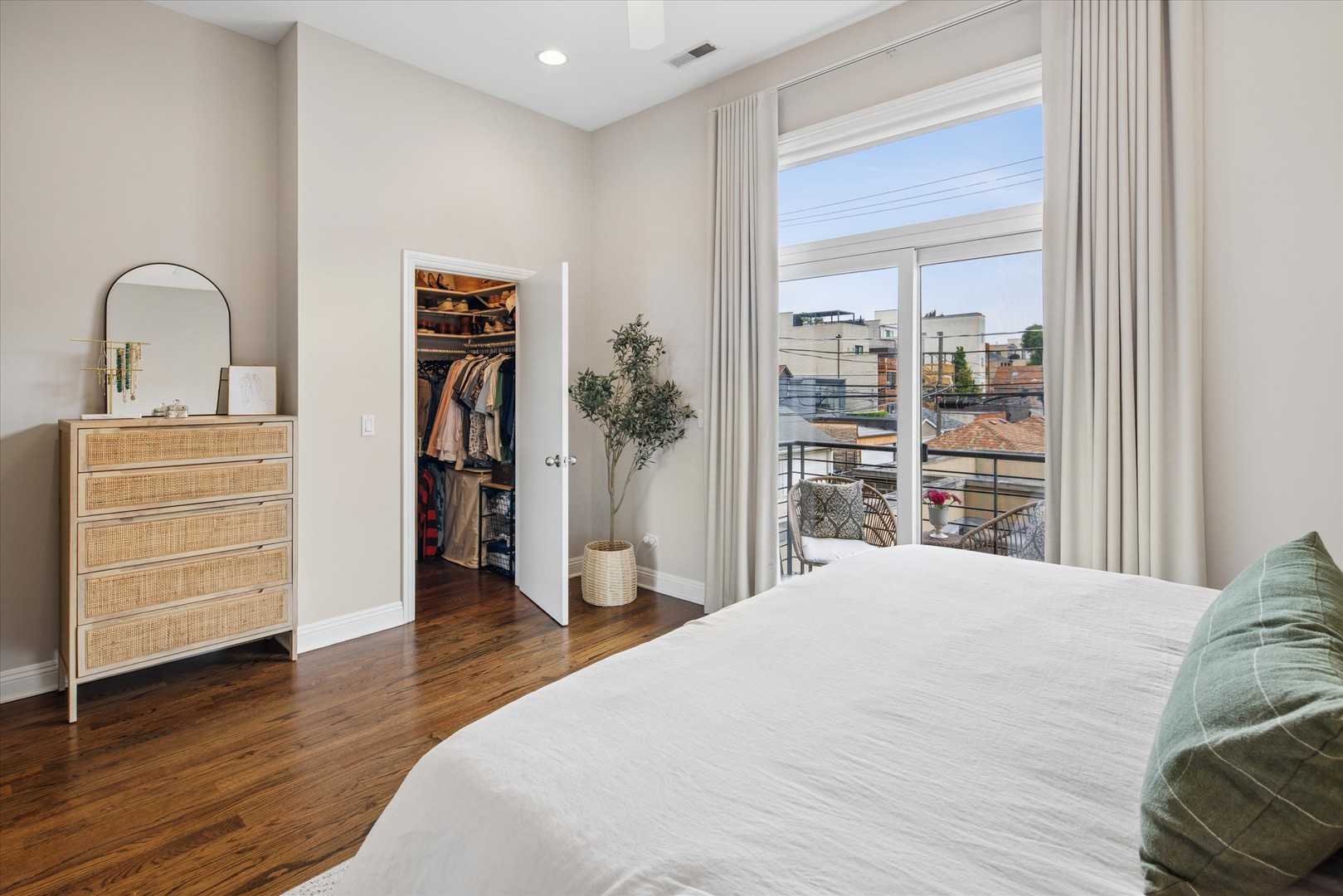2240 W North Avenue Unit: 2E
