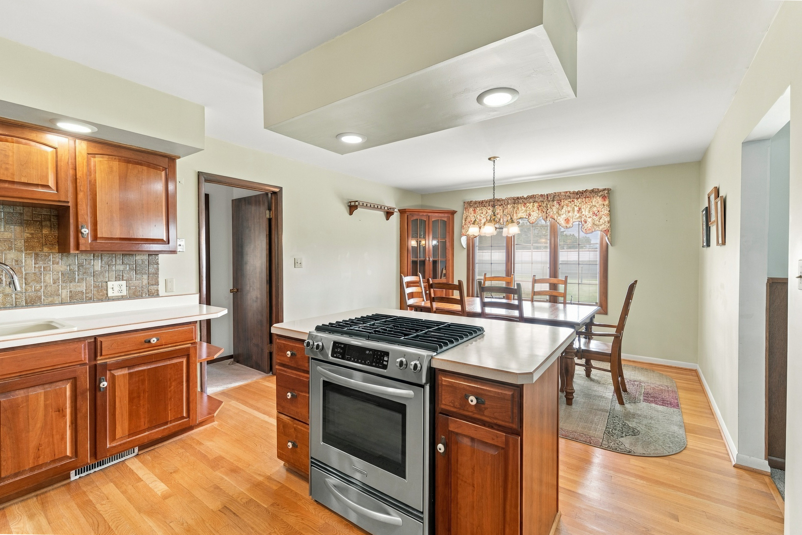 327 W Porter Street
