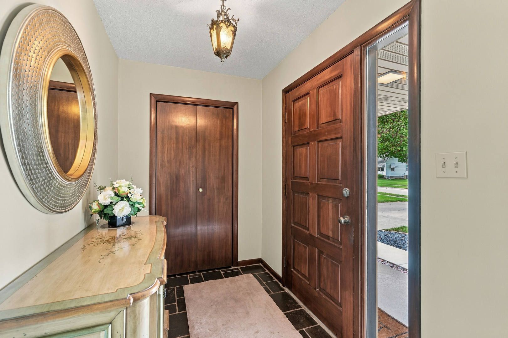 327 W Porter Street