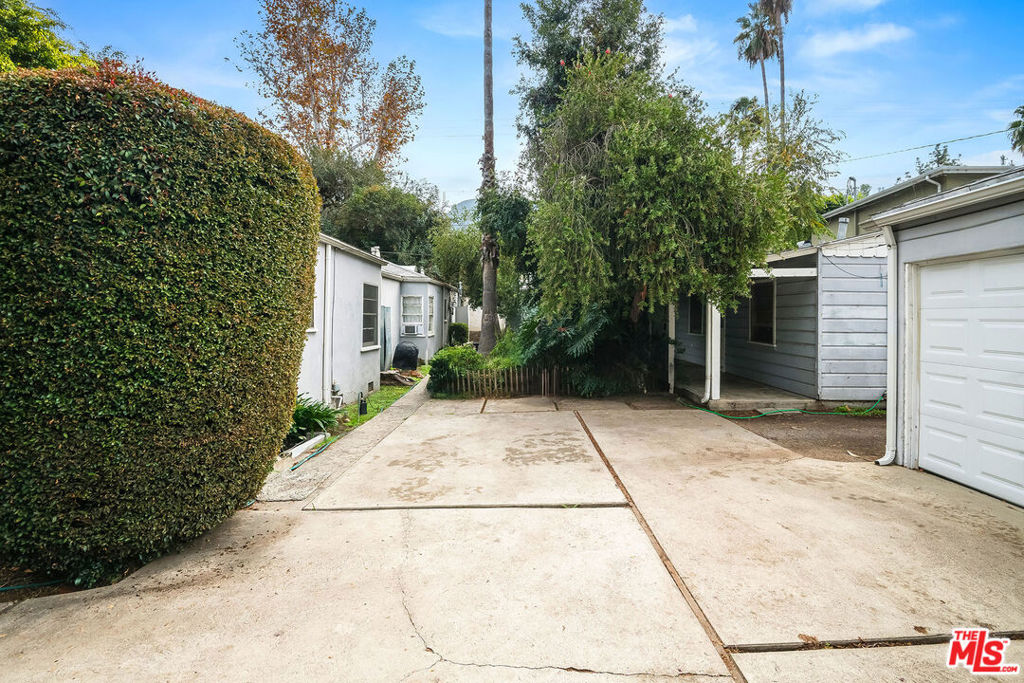 2924 W Riverside Drive