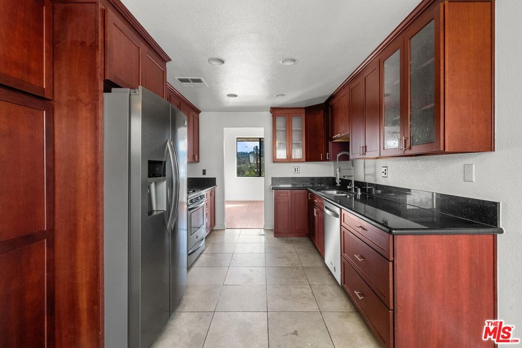 4542 Coldwater Canyon Avenue 14