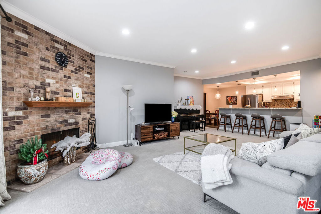 4401 Moorpark Way 203