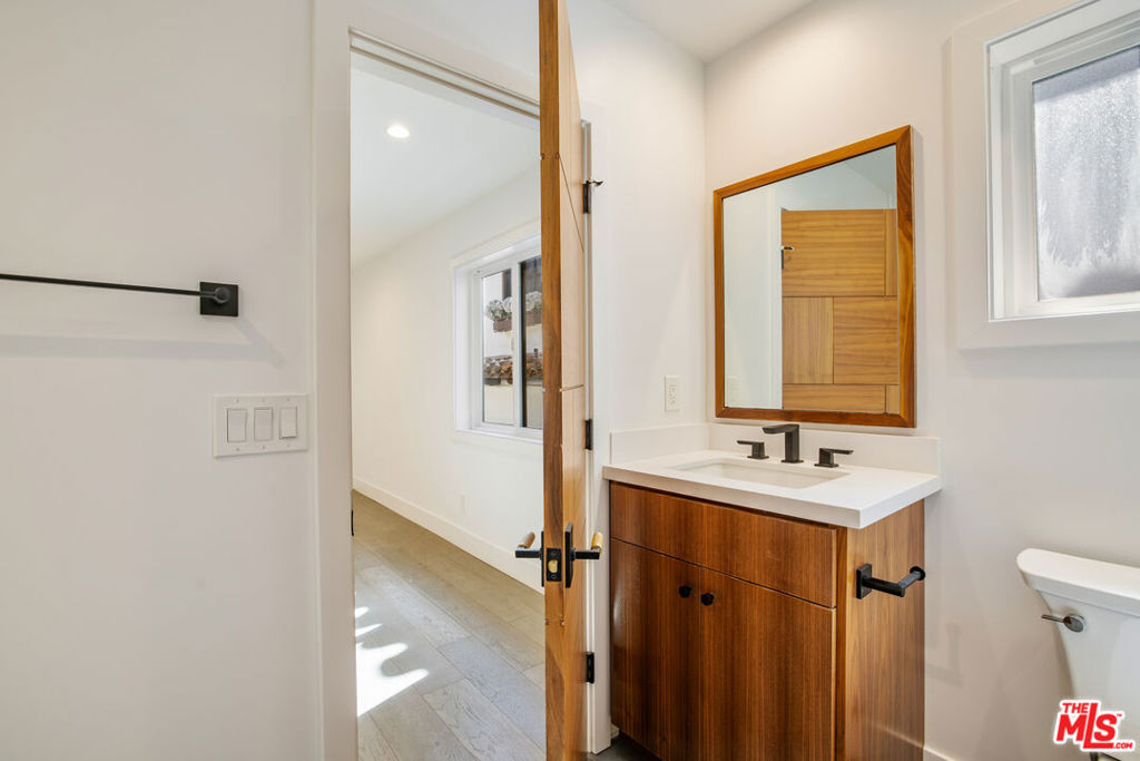 10060 Toluca Lake Avenue