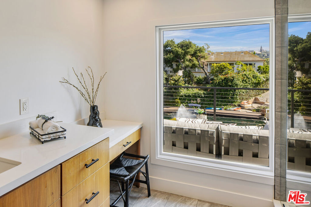 10060 Toluca Lake Avenue