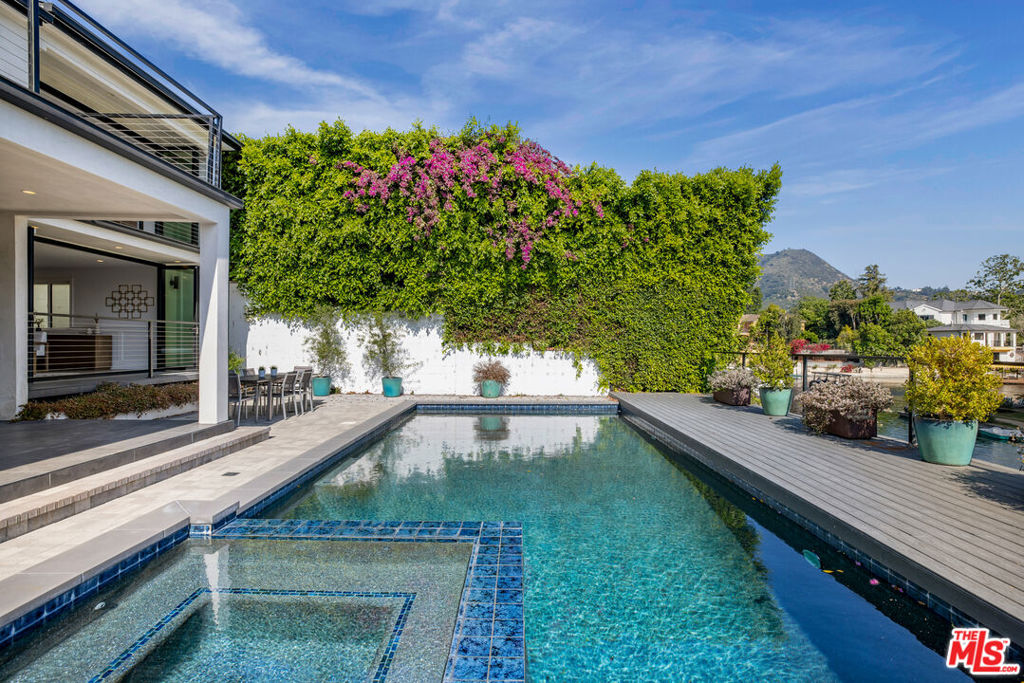 10060 Toluca Lake Avenue