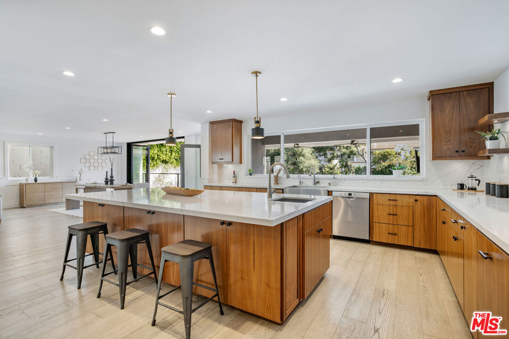 10060 Toluca Lake Avenue