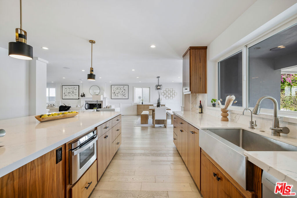 10060 Toluca Lake Avenue