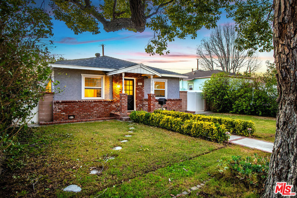 813 N Parish Place