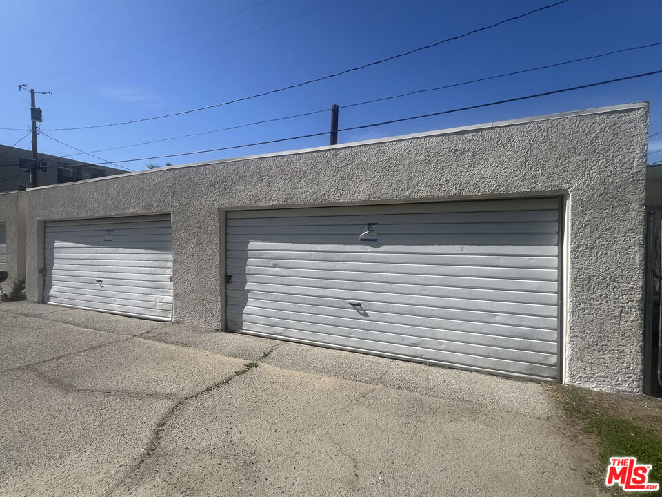 4127 W Toluca Lake Avenue