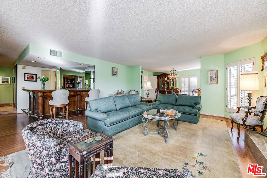 10409 Riverside Drive 203