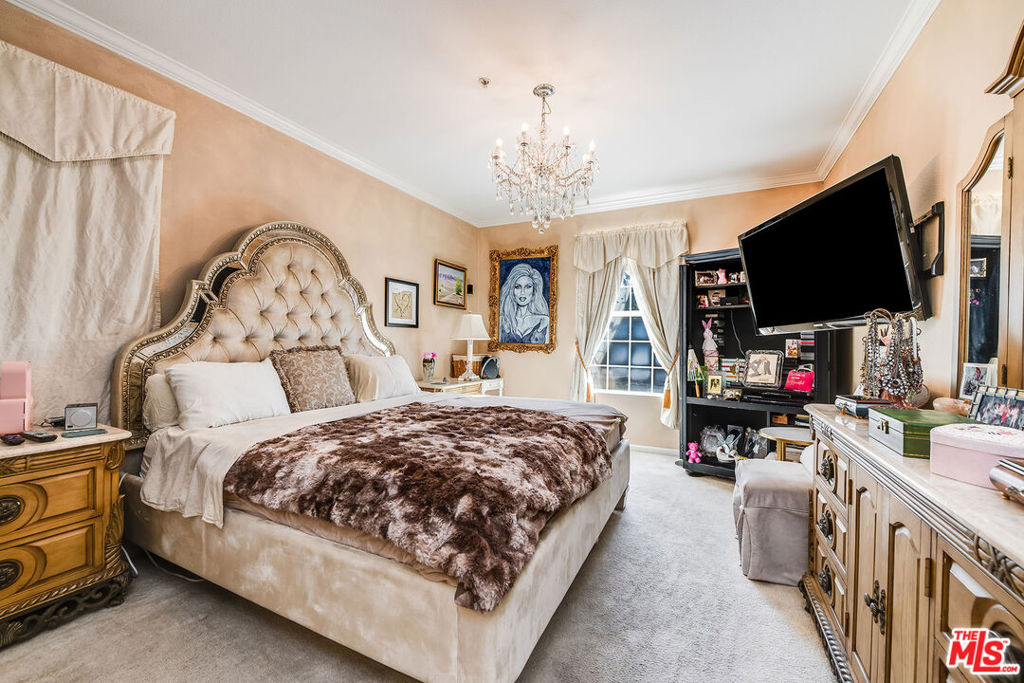 12407 Moorpark Street 106