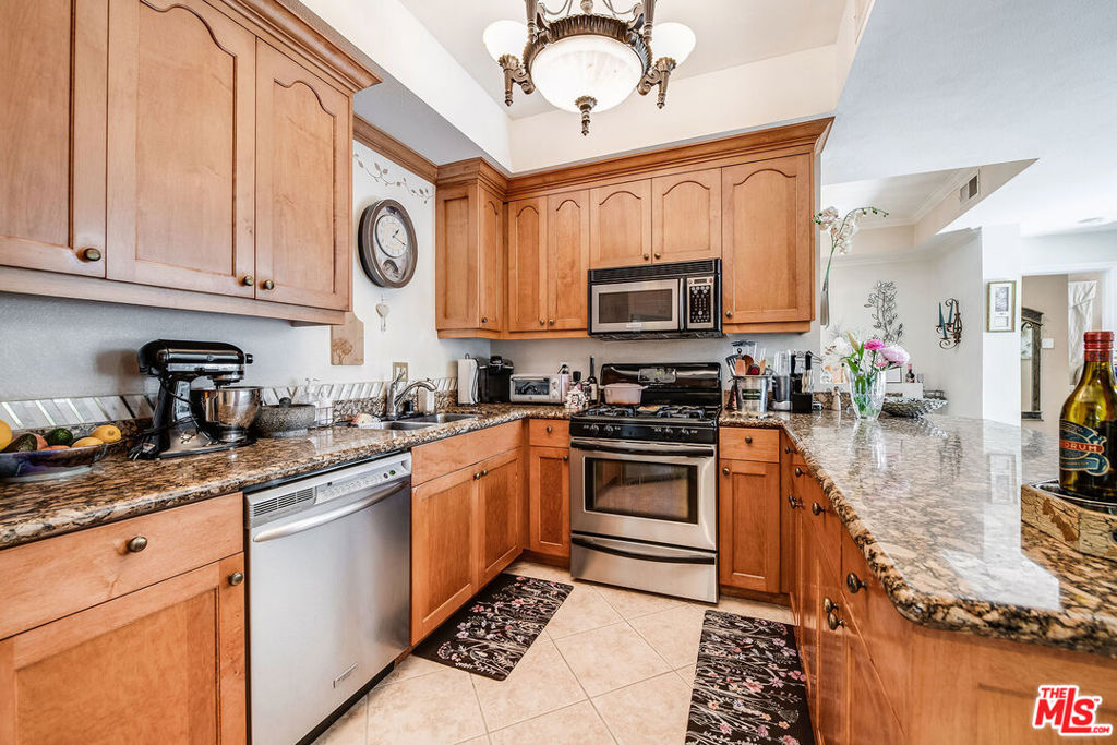 12407 Moorpark Street 106