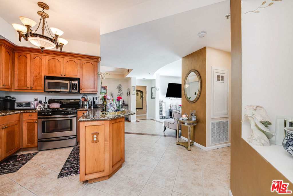 12407 Moorpark Street 106