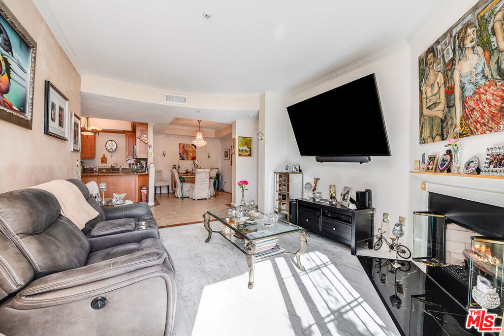 12407 Moorpark Street 106