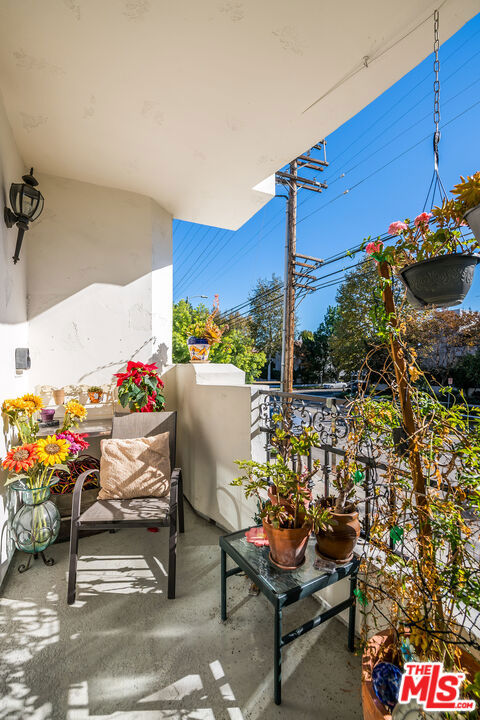 12407 Moorpark Street 106