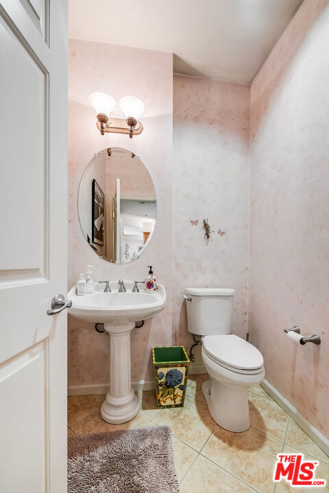 12407 Moorpark Street 106