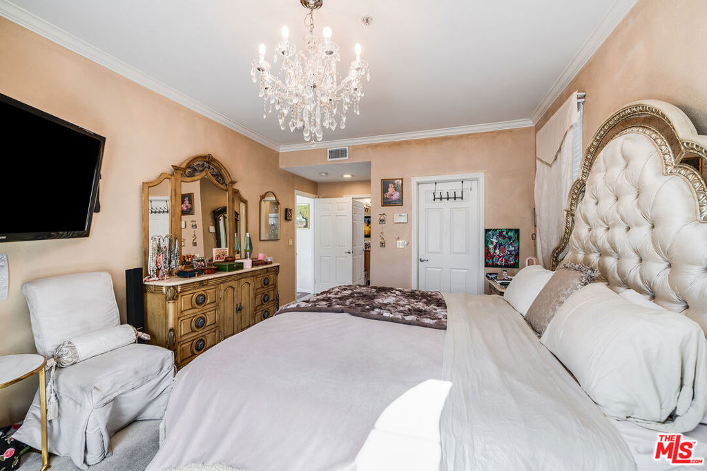 12407 Moorpark Street 106