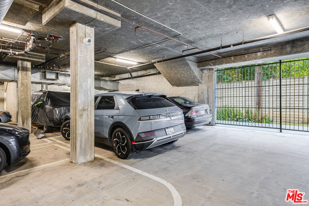 12407 Moorpark Street 106