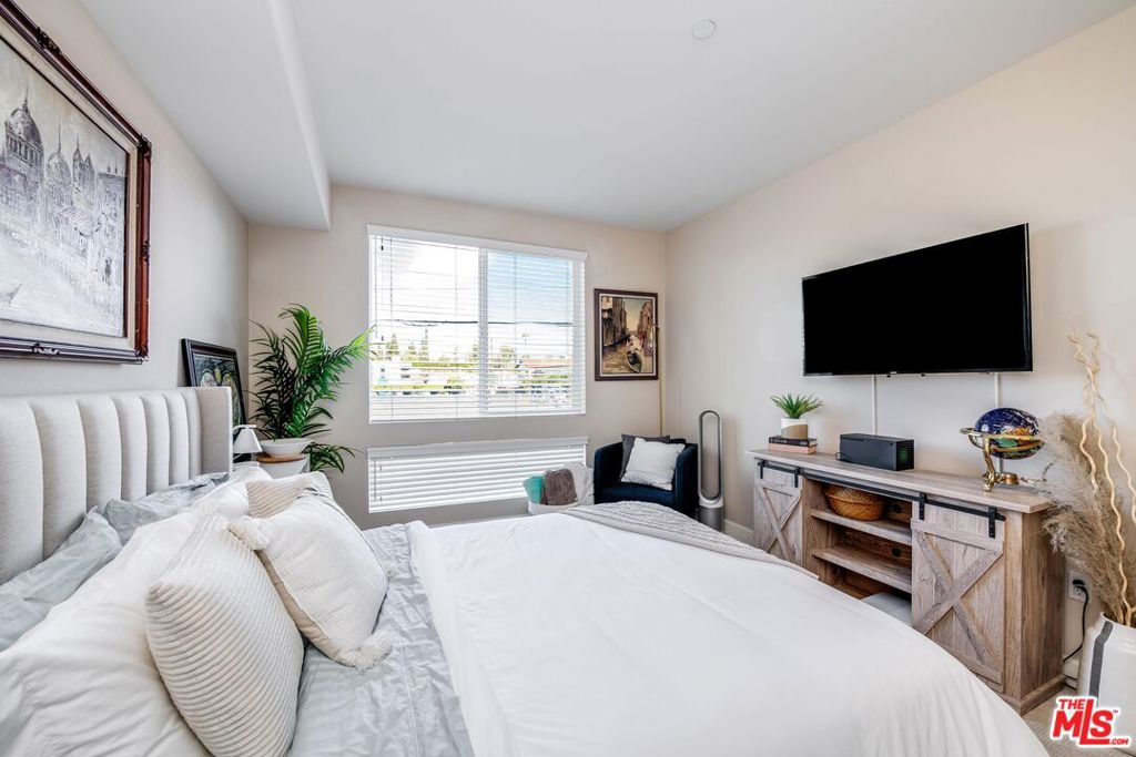 10878 Bloomfield Street 211