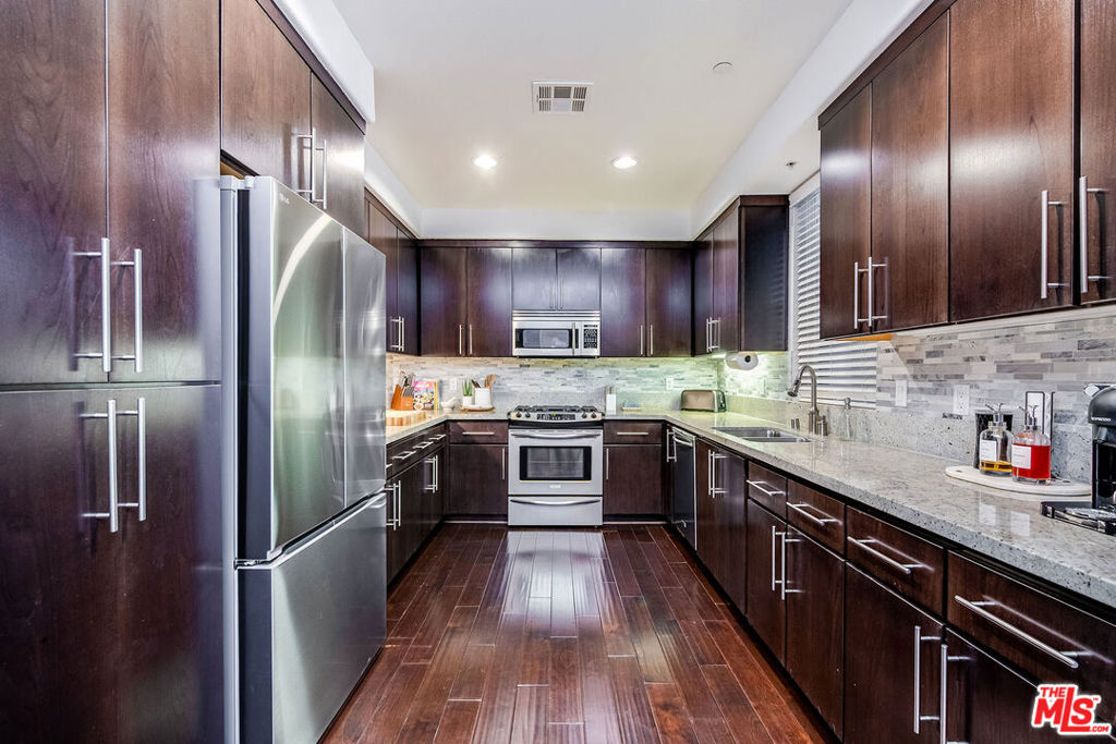 10878 Bloomfield Street 211