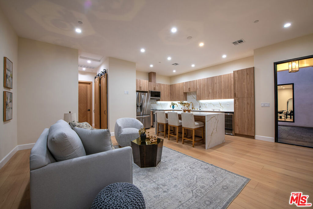 421 N Catalina Street