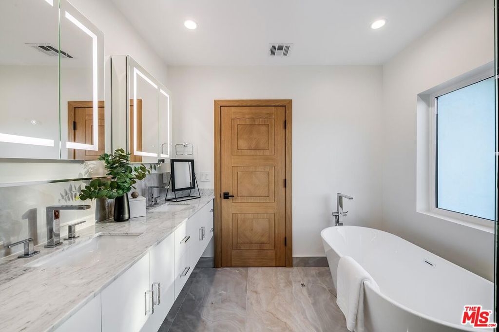 421 N Catalina Street