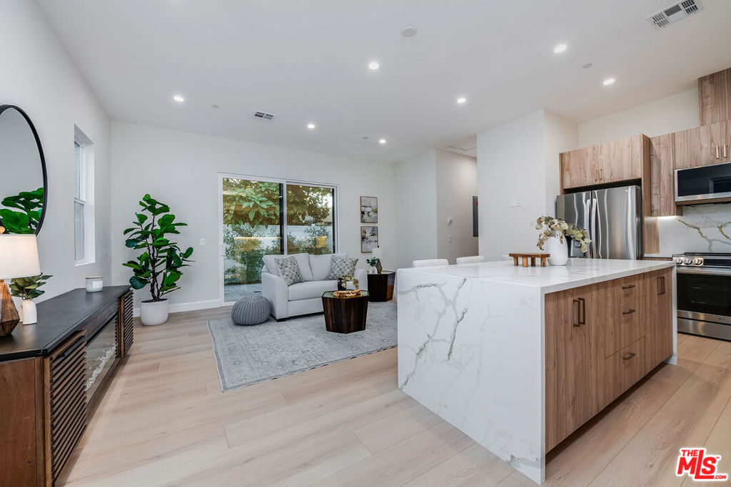 421 N Catalina Street