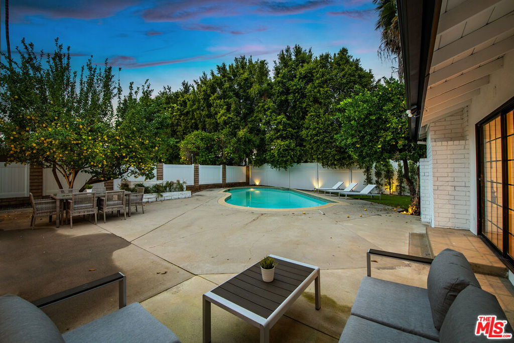 16517 Hartsook Street