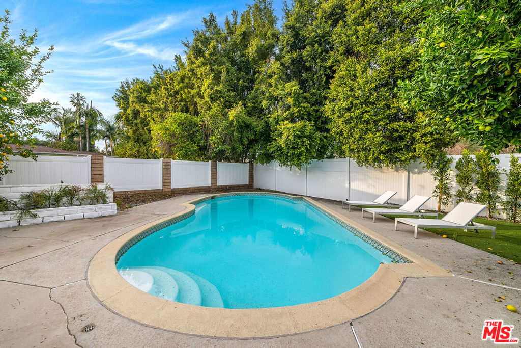 16517 Hartsook Street