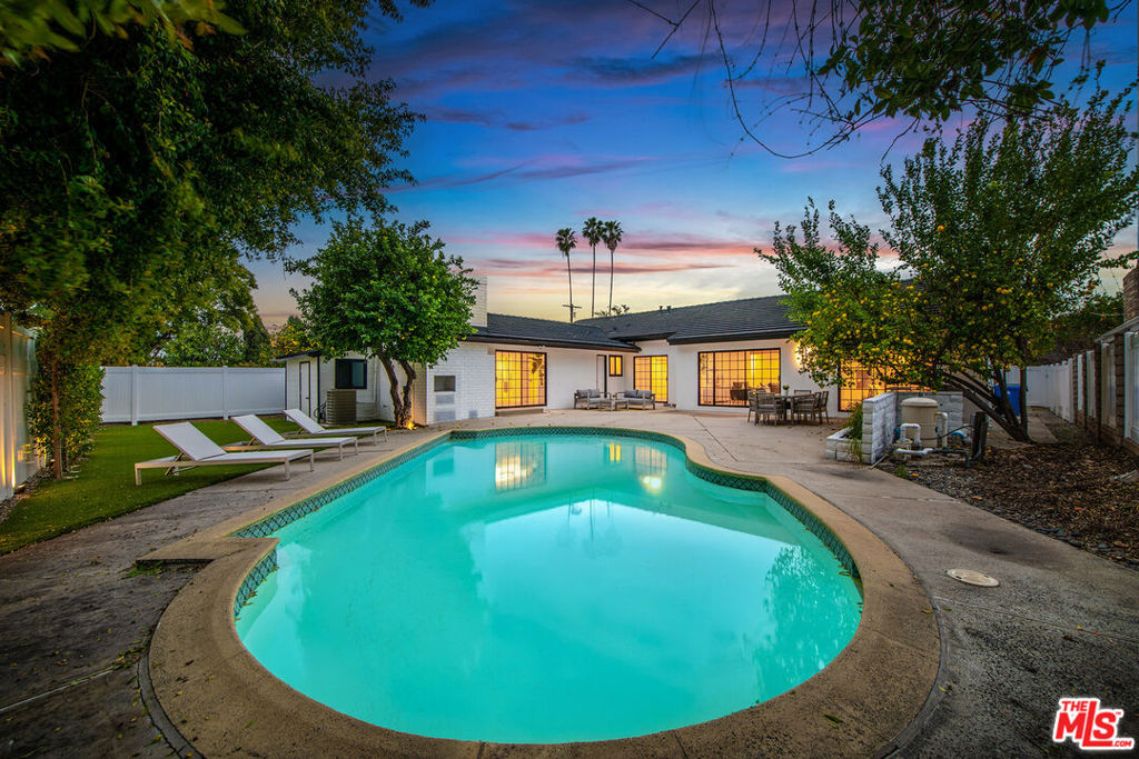 16517 Hartsook Street