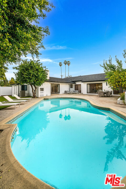 16517 Hartsook Street