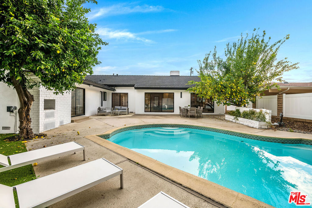 16517 Hartsook Street