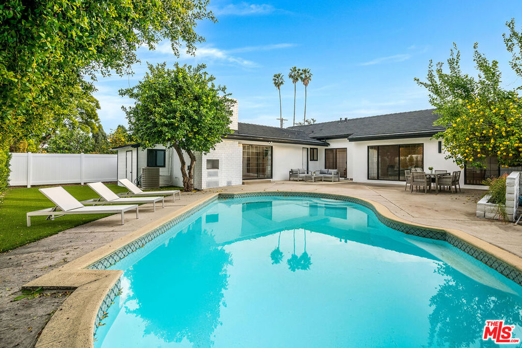 16517 Hartsook Street