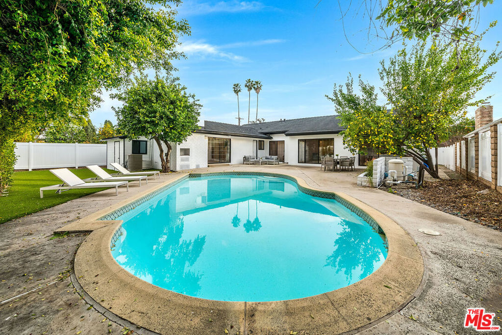 16517 Hartsook Street