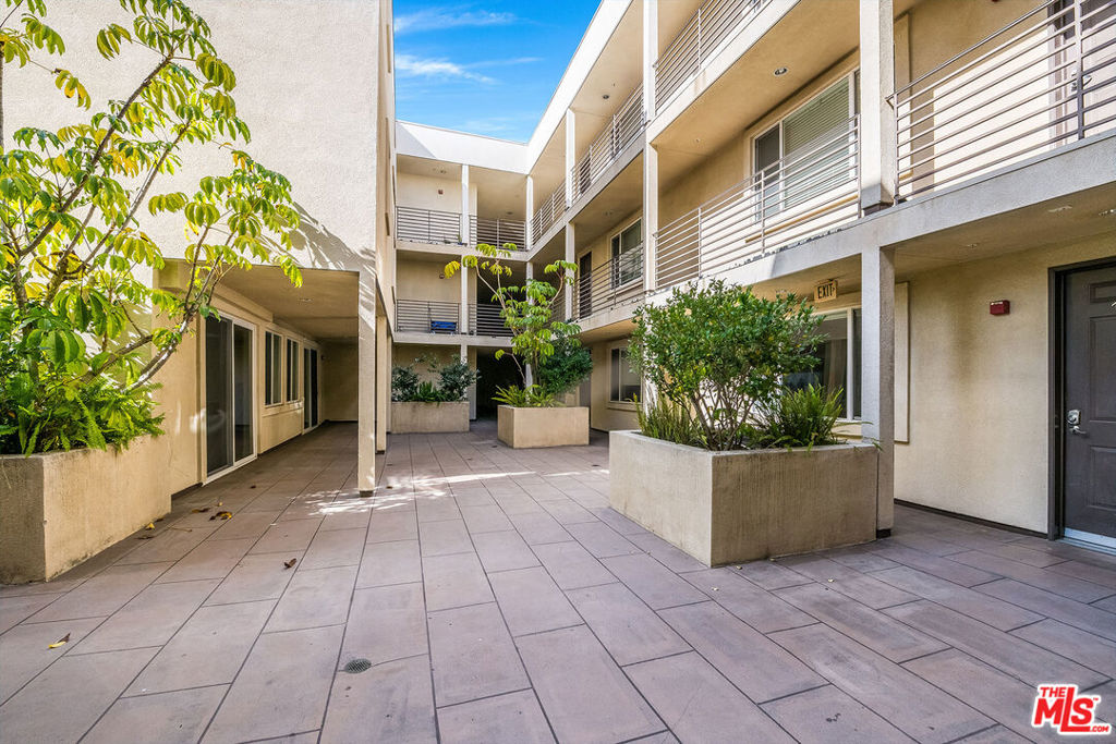 10609 Bloomfield Street 305