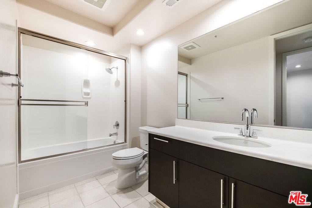 10609 Bloomfield Street 305