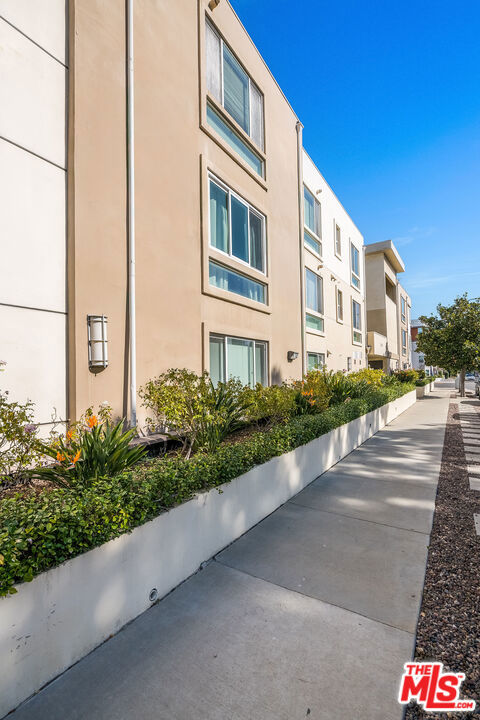 10609 Bloomfield Street 305