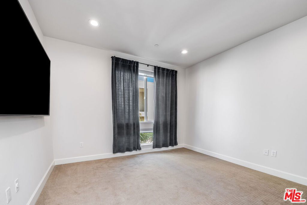 10609 Bloomfield Street 305