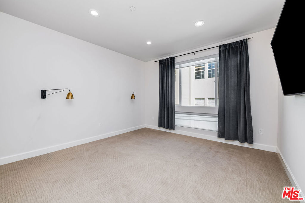 10609 Bloomfield Street 305