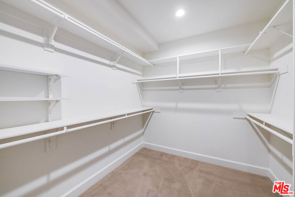 10609 Bloomfield Street 305