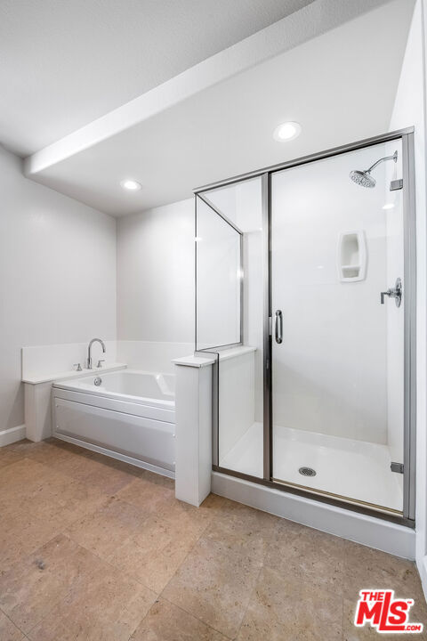 10609 Bloomfield Street 305