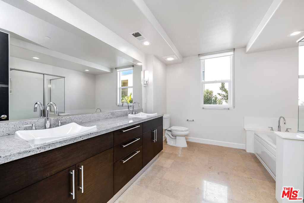 10609 Bloomfield Street 305