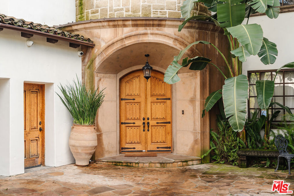 10064 Toluca Lake Avenue