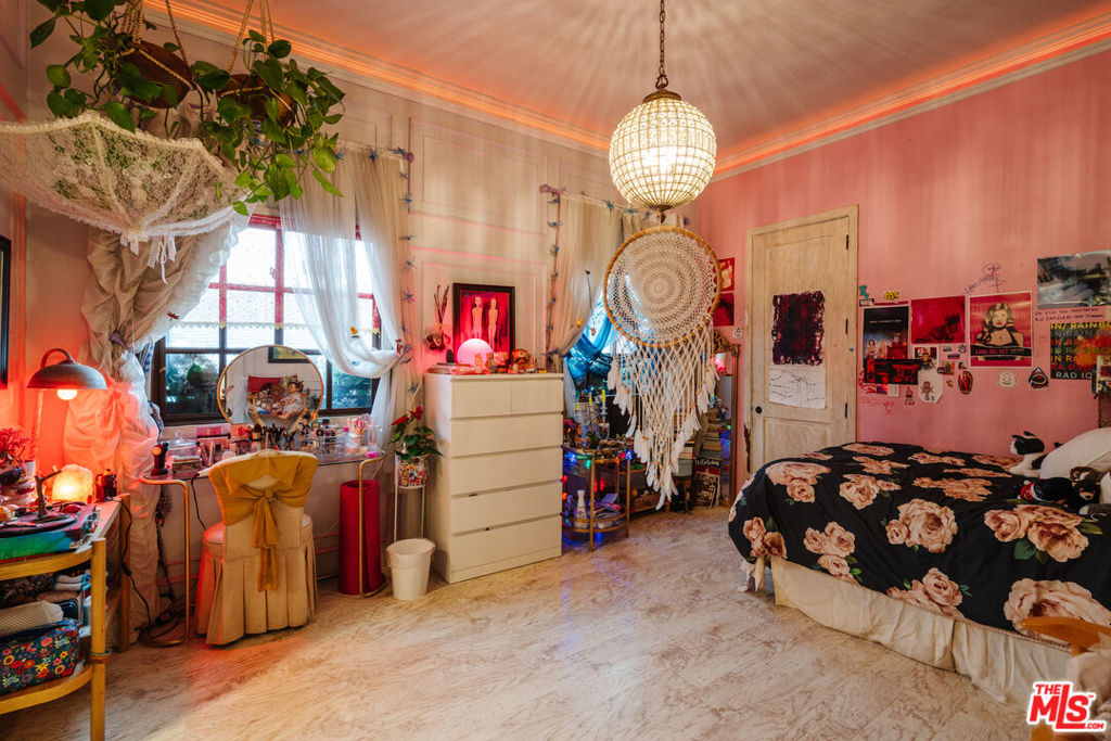 10064 Toluca Lake Avenue
